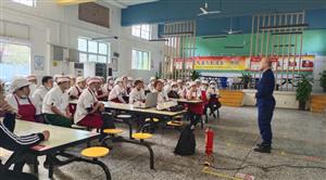   柳州市交通学校食堂开展员工消防安全防范知识和实地演练操作培训