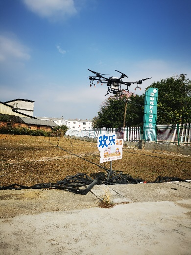 牛！交校无人机在螺蛳粉小镇进行飞防作业