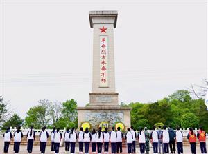 丰碑祭英豪 --柳州市交通学校到烈士陵园祭英烈