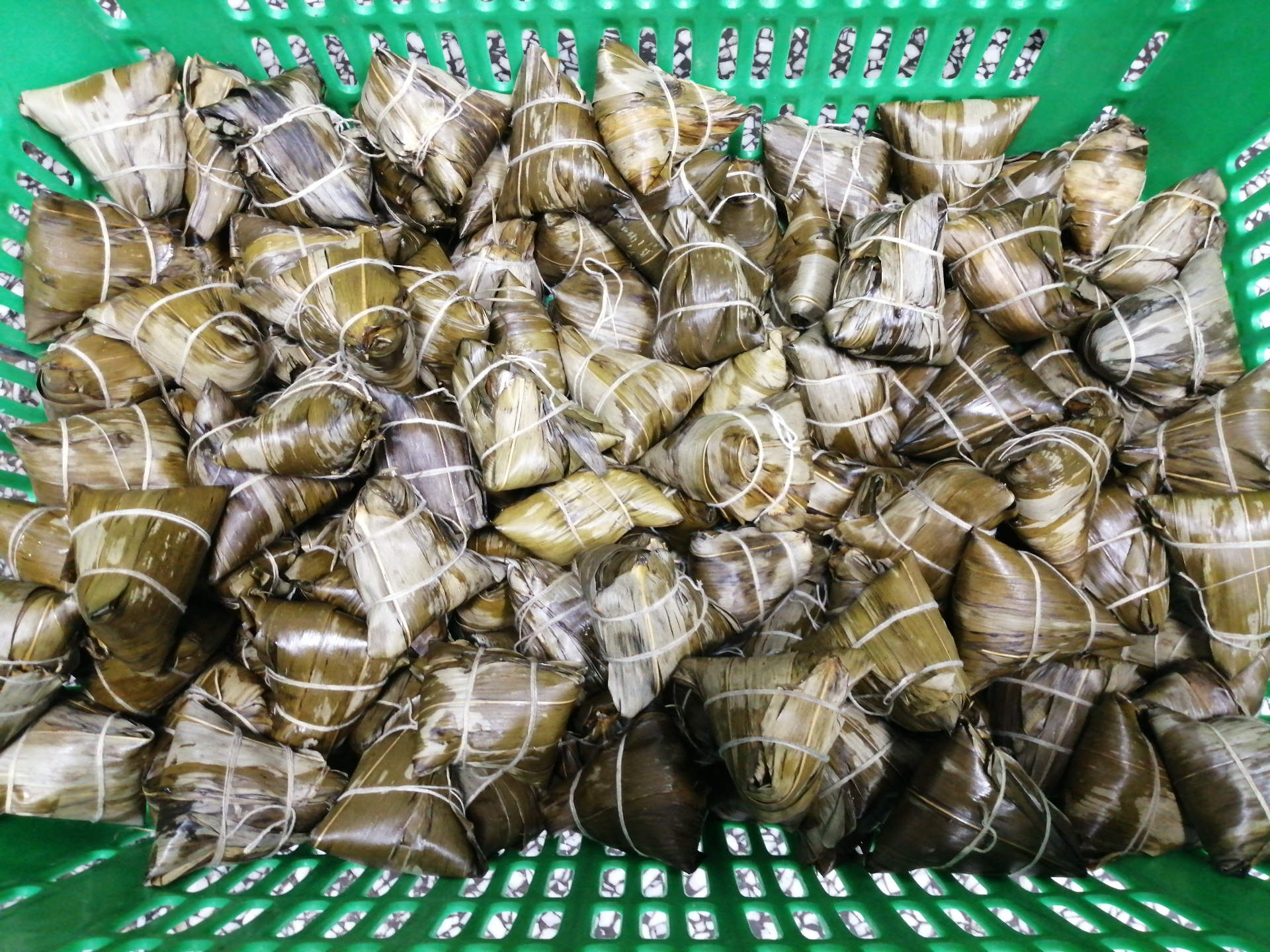 浓情端午正当时 暖心食堂粽飘香 ——我校食堂给留宿学生免费送粽子