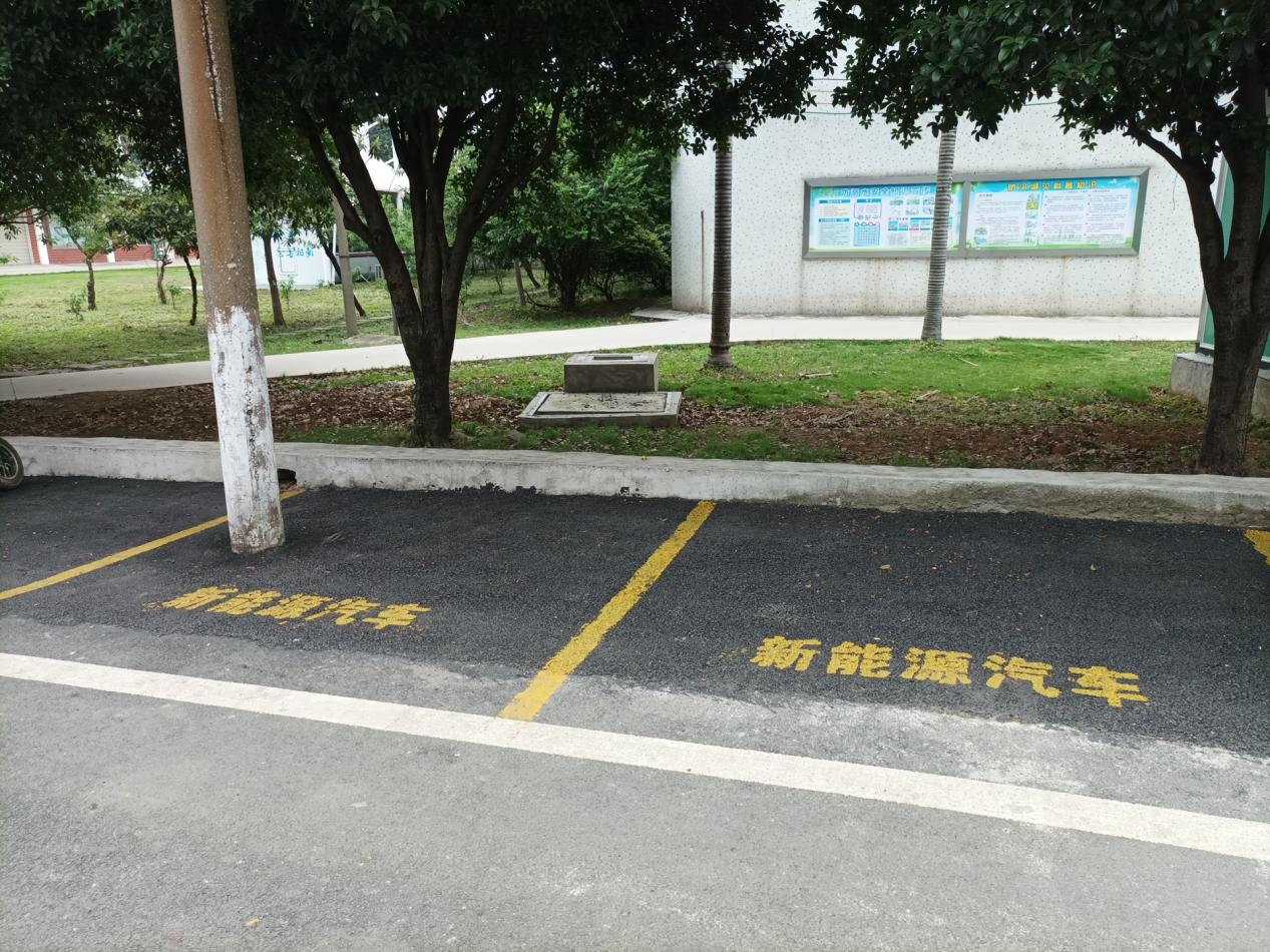 柳州市交通学校 开展创建全国文明城市“清扫校园”卫生整改活动