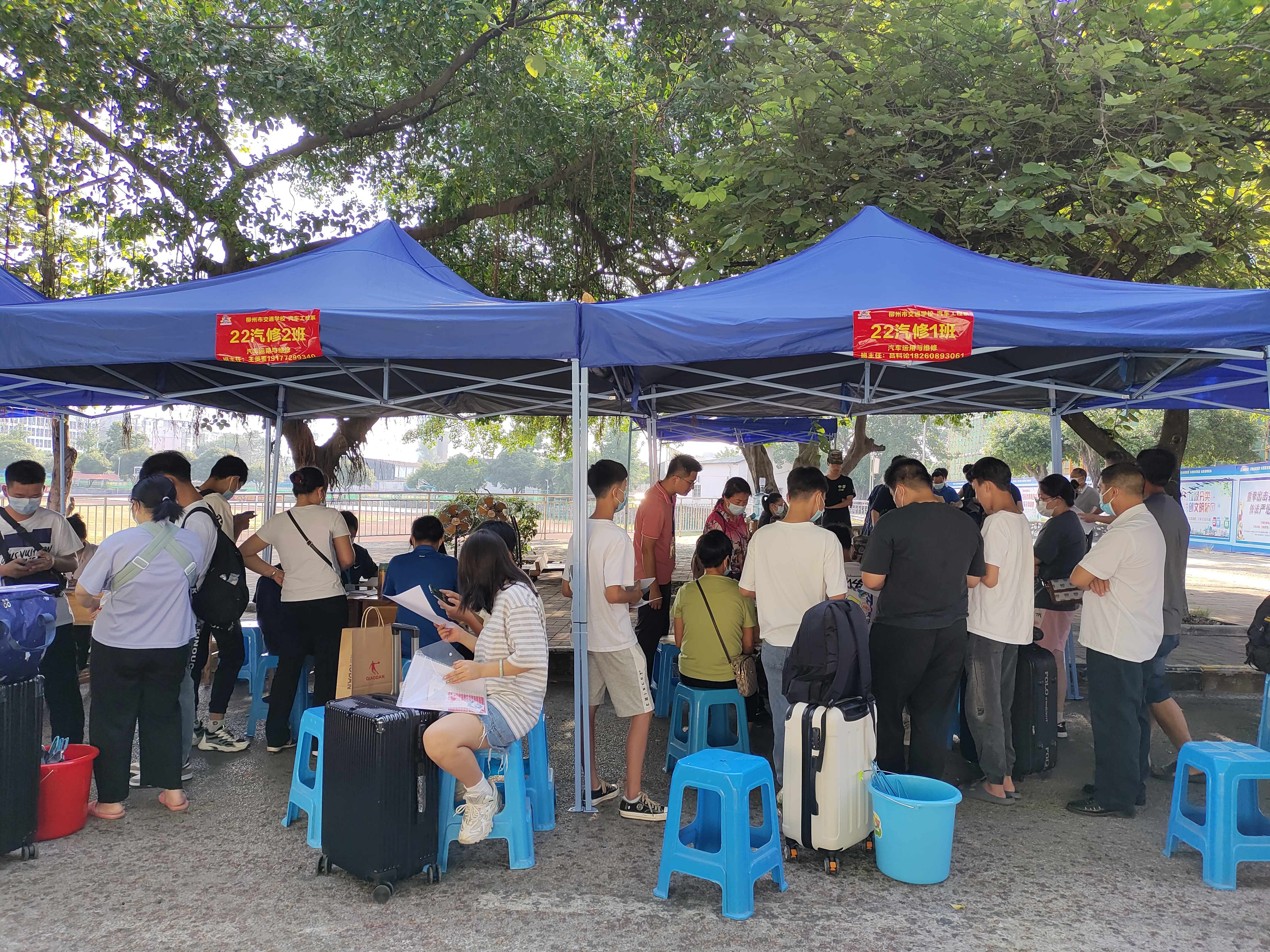 秋高气爽 热火朝天 ——柳州市交通学校汽车工程系 欢迎新同学