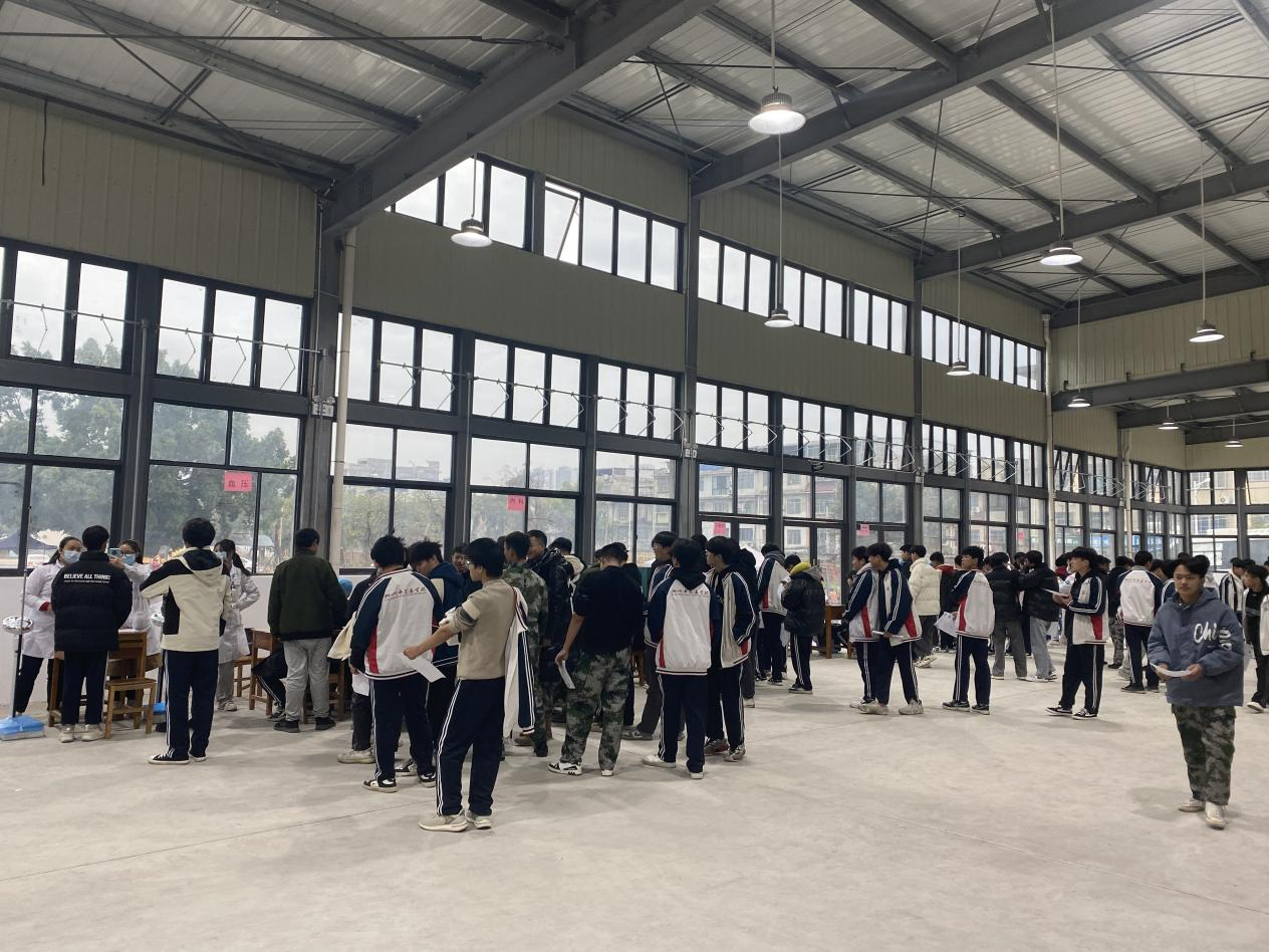 我校组织考生开展2024年升学考试体检工作