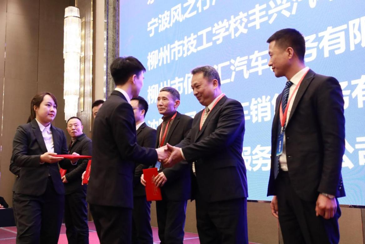 双擎动力，助产业发展，产教融合，谱崭新华章——柳州市交通学校吴祖阳、马立峰老师获东风柳汽年度杰出技术专家称号