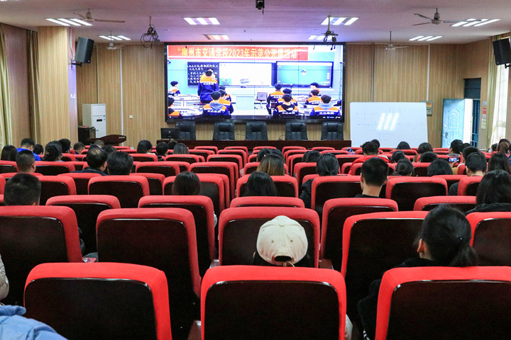 以课促教 砥砺奋进——柳州市交通学校 开展示范公开课活动
