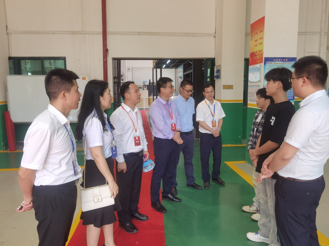 柳州市交通学校到梧州开展毕业生回访活动