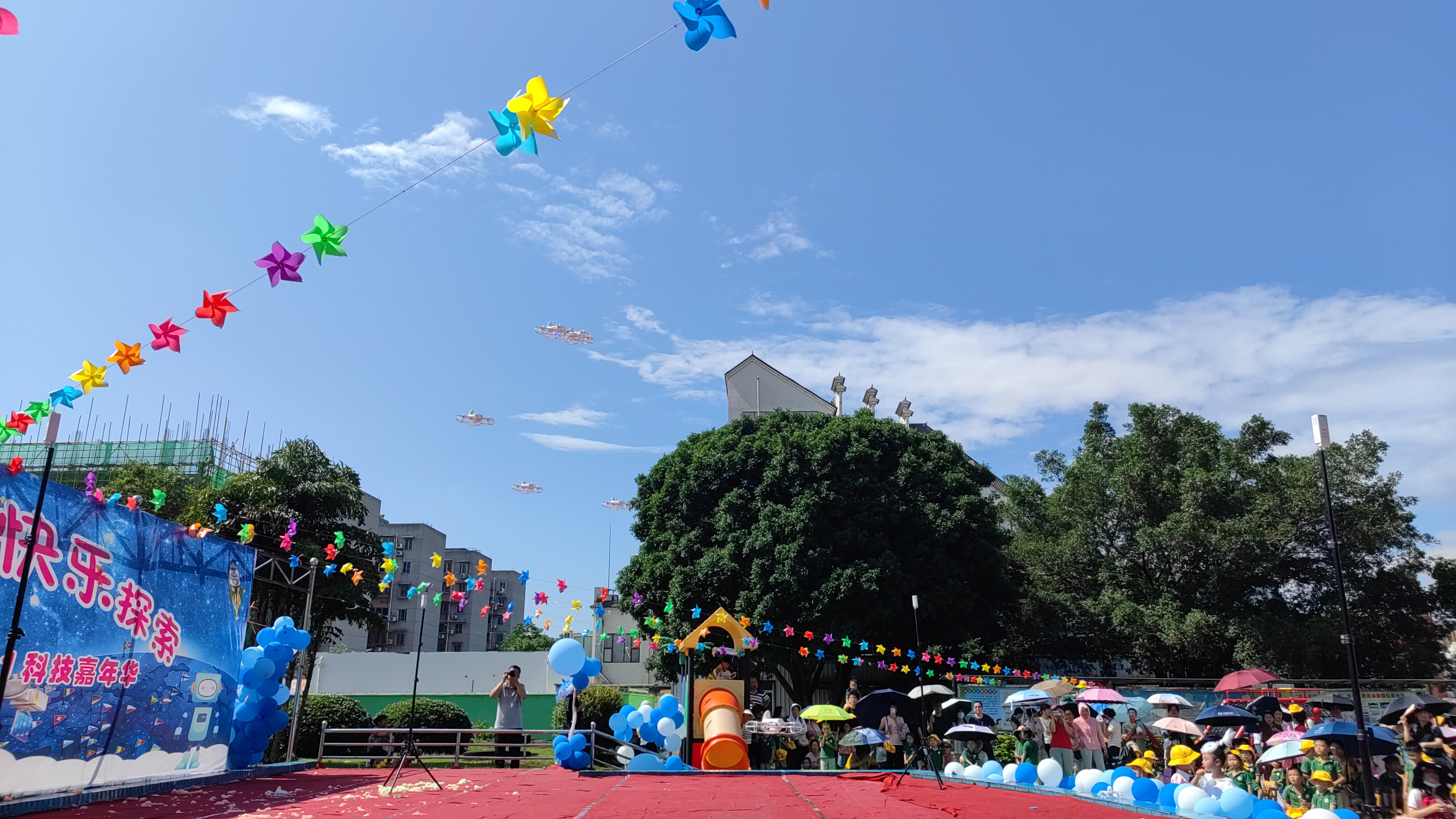 柳州市交通学校编队无人机飞入五菱幼儿园