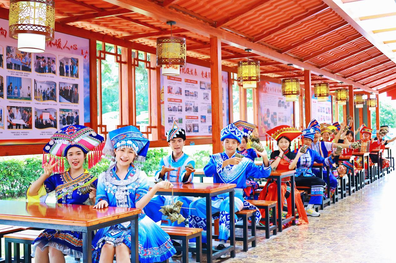 我们的节日·端午节|你的粽子，我给包了！ --柳州市交通学校开展民族风迎端午包粽子活动