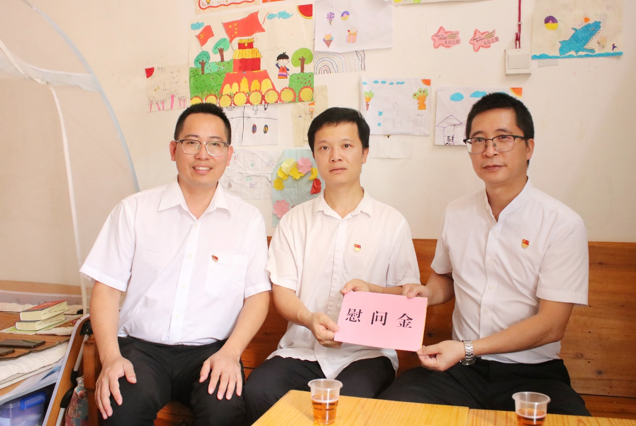 七一慰问送温暖 不忘初心感党恩 ——柳州市交通学校党委开展“七一”慰问党员活动 