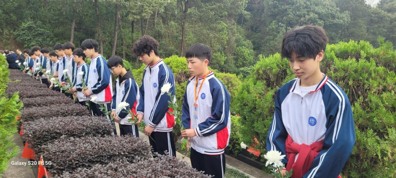 柳州市交通学校师生共赴烈士陵园，追忆烈士丰功伟绩 共创未来