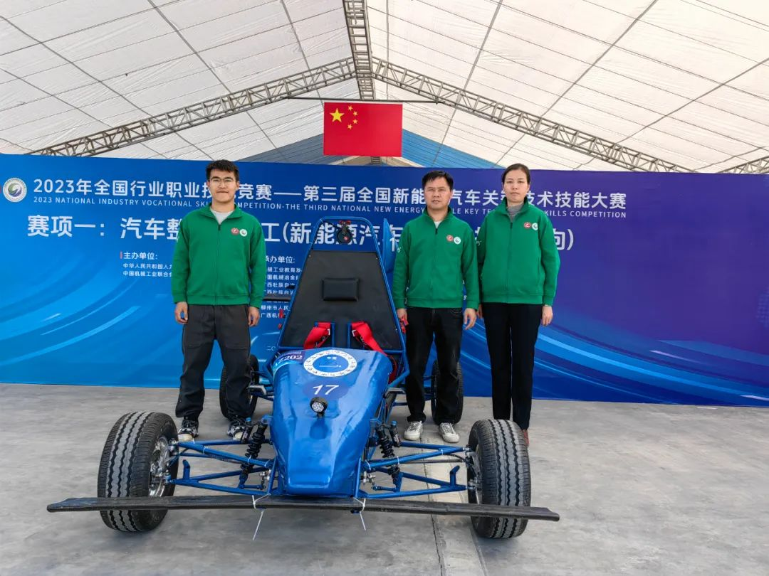 喜报！柳州市交通学校刘子强、韦德文两位教师荣获 “广西技术能手”称号