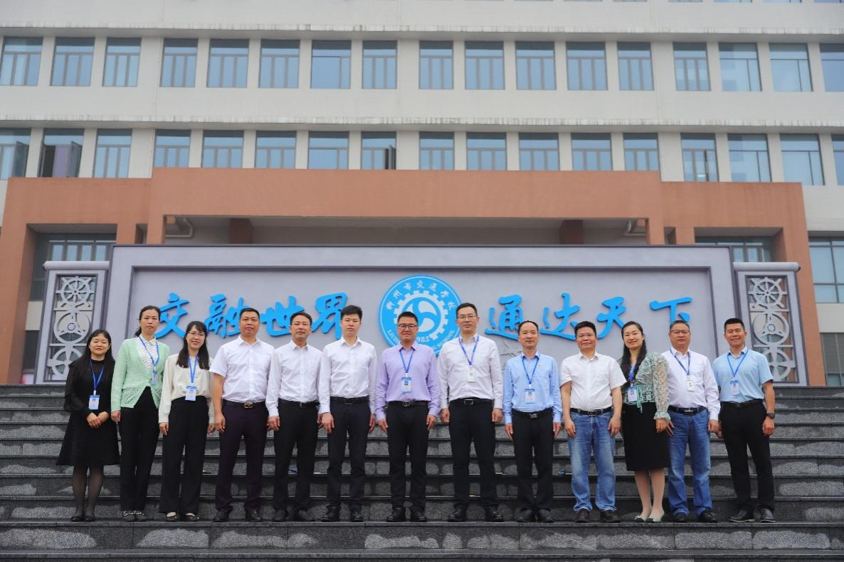 搭建校企新桥梁  匠心精神薪火传——柳州市交通学校与柳州五菱汽车科技有限公司举行校企合作签约暨国家级技能大师工作室揭牌仪式