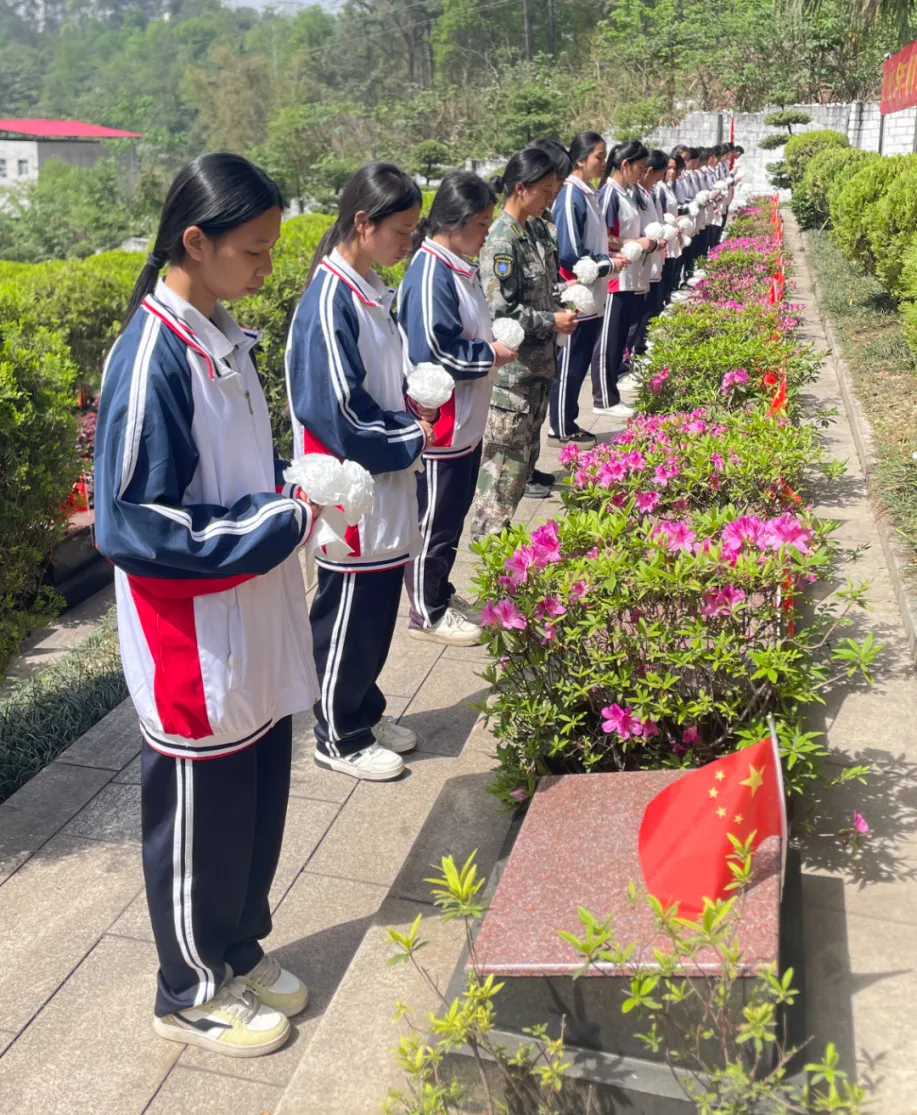 纸笔寄哀思 文字传精神 |交通服务系党支部清明祭扫英烈活动激发青年学子使命担当
