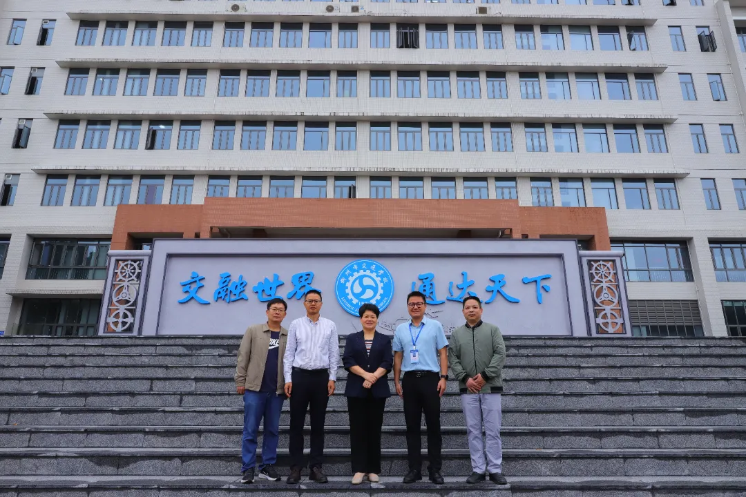 柳州红十字会到校交流调研