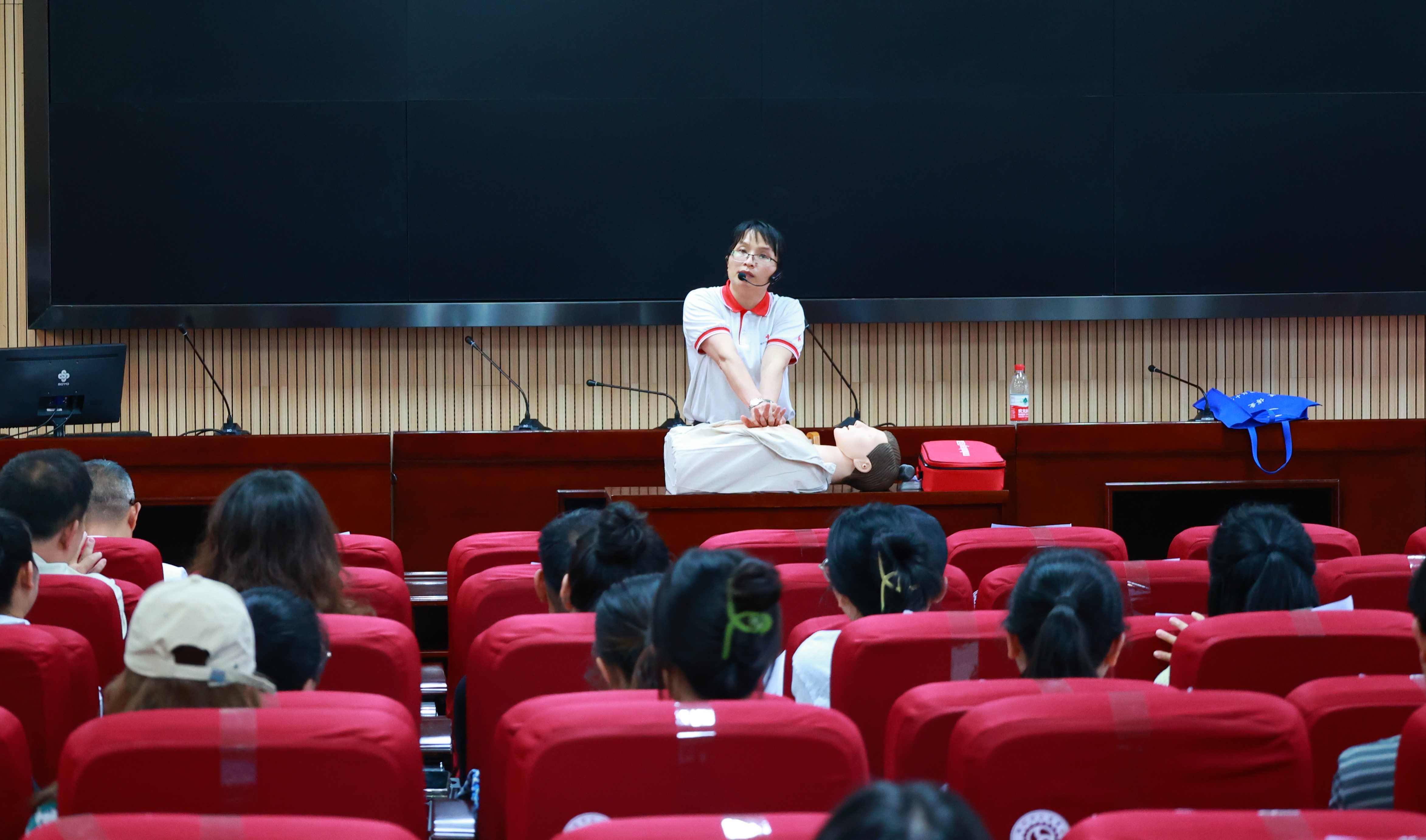 人人学急救 急救为人人  柳州市交通学校开展心肺复苏持证培训活动