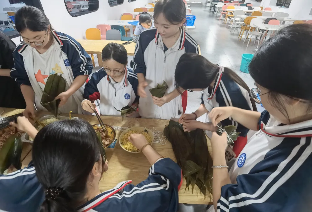 志善交校 美好接“粽”而至|柳州市交通学校开展“我们的节日·端午节”包粽子主题活动